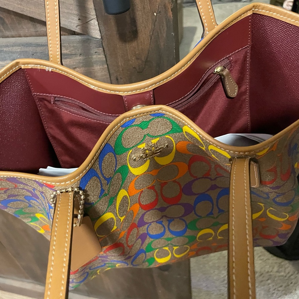 LIKE NEW COACH TOTE 👜 pride Line reversible maroon inside.